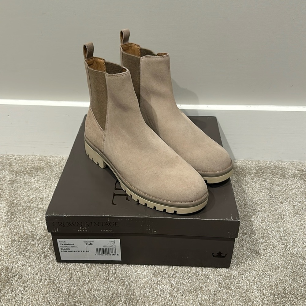 New without Box Crown Vintage Chelsea boots